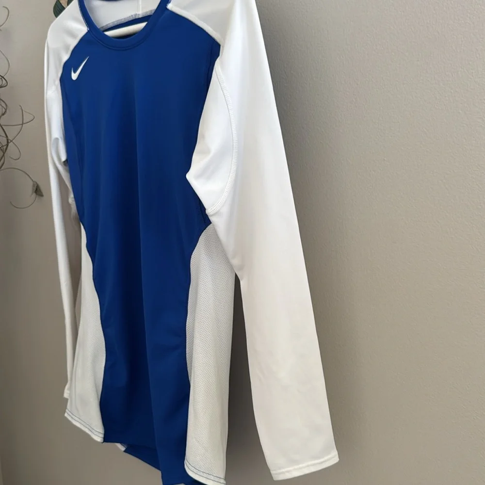119. Nike Women's Blue and White Long Sleeve Top Size M pre owned
